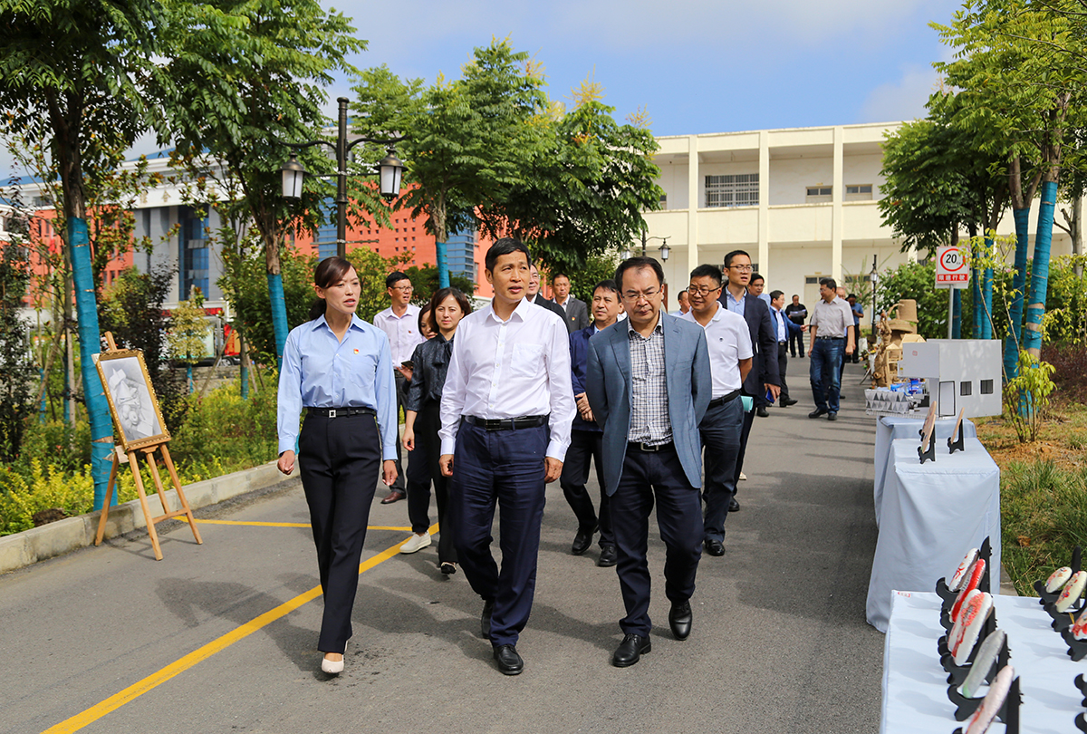 教育部黨組成員、副部長鐘登華在省市縣有關領導陪同下到我校調研