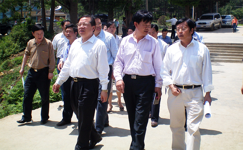 原省委常委、副省長秦如培（前排左一)、省政協(xié)副主席孔令中(前排右一)在縣領(lǐng)導(dǎo)的陪同下,來我校視察工作