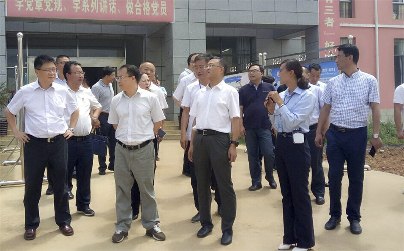 貴 州 省 人 大 常 委 會(huì) 副 主 任 、 秘 書 長 陳鳴明（前排中），赫章縣委副書記、縣長胡海 （前排左二），副縣長唐瑜等領(lǐng)導(dǎo)到我校調(diào)研。